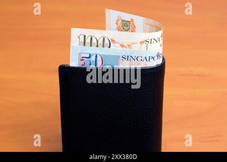 Singapore Money - dollaro nel portafoglio nero Foto Stock