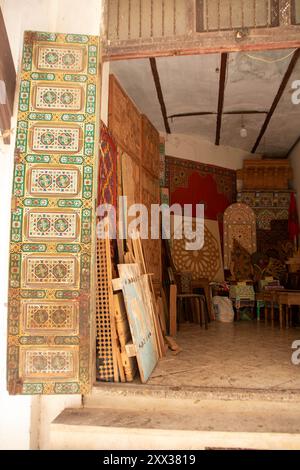 A Rabat Marocco, il 2024 agosto, un laboratorio di artigianato del legno a Medina Foto Stock