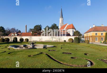 Vista della chiesa di Maria Geburt dai giardini Schonbrunn, Vienna Foto Stock