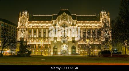 Palazzo Gresham di notte, Budapest, Ungheria Foto Stock