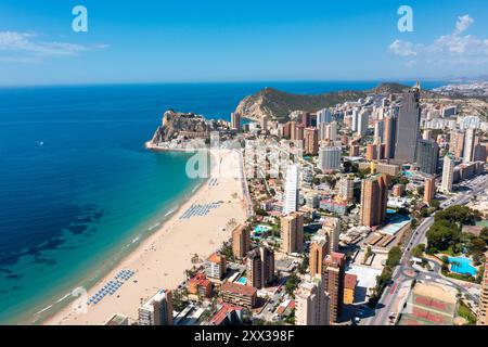 Foto aerea con drone della splendida città di Benidorm in Spagna che mostra la spiaggia sud Promenade spiaggia di sabbia dorata e appartamenti in un'estate soleggiata Foto Stock