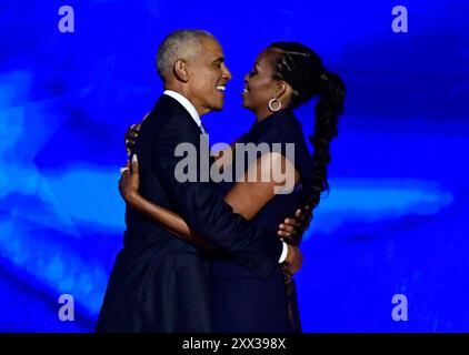 Chicago, Stati Uniti d'America. 20 agosto 2024. L'ex presidente degli Stati Uniti Barack Obama è accolto dall'ex first lady Michelle Obama mentre arriva per fare osservazioni alla Convention nazionale democratica del 2024 a Chicago, Illinois, USA, allo United Center martedì 20 agosto 2024. Il tema della convention per questa serata è “A Bold Vision for America’s Future. “Credito: Ron Sachs/CNP/Sipa USA per NY Post (RESTRIZIONE: NO Daily mail. NESSUN giornale di New York o New Jersey o giornali entro un raggio di 75 miglia da New York City.) Crediti: SIPA USA/Alamy Live News Foto Stock