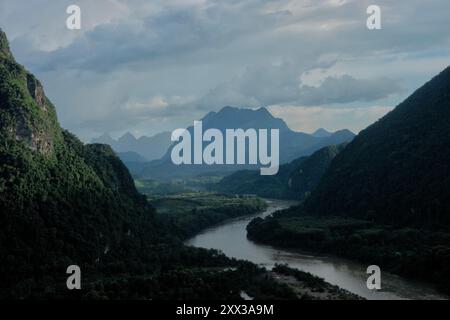 Vista del fiume Nam Ou e delle vette calcaree, Muang Ngoi Neua, Muang Ngoi, Laos Foto Stock