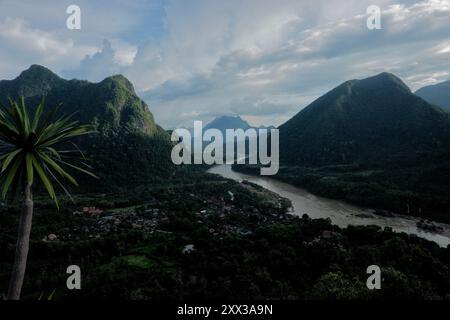 Vista del fiume Nam Ou e delle vette calcaree, Muang Ngoi Neua, Muang Ngoi, Laos Foto Stock