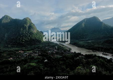 Vista del fiume Nam Ou e delle vette calcaree, Muang Ngoi Neua, Muang Ngoi, Laos Foto Stock