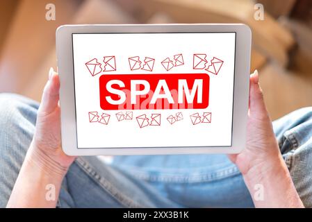Schermo del tablet che visualizza un concetto di spam Foto Stock