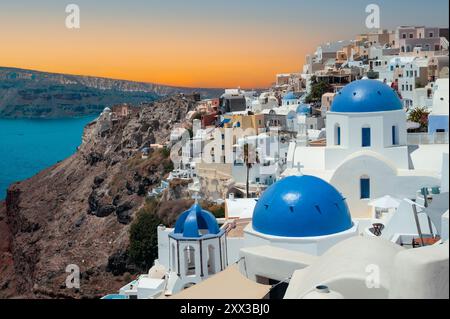 Villaggio di Oia al tramonto, Santorini, Grecia. Foto Stock