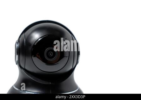 Fotocamera nera con obiettivo nero e corpo nero. La videocamera è accesa e guarda lo spettatore. Telecamera CCTV isolata su sfondo bianco. Foto Stock