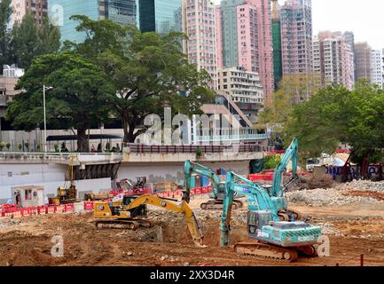 Grande cantiere in un'area urbana con diversi escavatori in funzione Foto Stock
