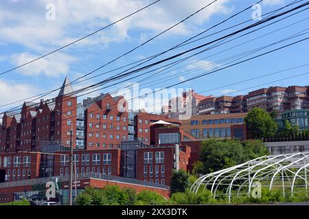 Splendida natura, clima luminoso e colorato sulla città di Dnipro, Ucraina. Immobili insoliti e luminosi, splendidi edifici colorati a più piani, Foto Stock