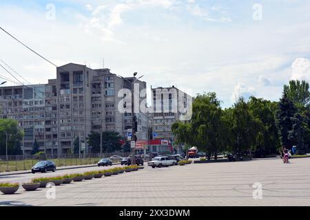 Splendida natura, clima luminoso e colorato sulla città di Dnipro, Ucraina. Immobili insoliti e luminosi, splendidi edifici colorati a più piani, Foto Stock