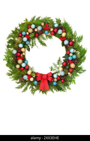 Decorazione di ghirlande sempreverdi di Natale con baubles di bulbo, bacche agrillate, edera, petto, abete, arco su sfondo bianco. Design tradizionale natalizio. Foto Stock