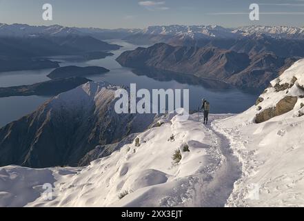 Escursione sul picco di Roy sopra Wanaka, nuova Zelanda in inverno. Foto Stock