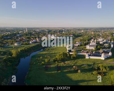 Vista aerea del monastero Pokrovsky e sullo sfondo della città di Suzdal, Russia. Foto Stock