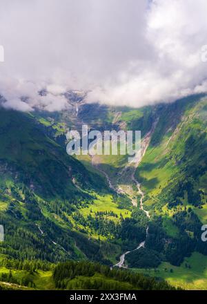 Maestose vette di montagna ricoperte di nuvole. I fiumi di montagna, le cascate scorrono rapidamente. La famosa strada di alta montagna Grossglocknerstrasse. Austri Foto Stock