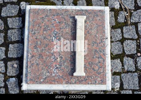 Materiali da costruzione, memoriali, iscrizioni bianche in grigio, granito marrone dei numeri romani uno, due, tre, quattro, cinque, sei, sette, otto, nove, dieci. Foto Stock