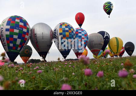 Jindrichuv Hradec, Repubblica Ceca. 22 agosto 2024. Le mongolfiere volano la mattina presto durante il 25° Campionato fai Hot Air Balloon Czech a Jindrichuv Hradec nella regione della Boemia meridionale (140 chilometri a sud di Praga) nella Repubblica Ceca. Ventidue concorrenti provenienti da otto paesi partecipano all'evento. (Credit Image: © Slavek Ruta/ZUMA Press Wire) SOLO PER USO EDITORIALE! Non per USO commerciale! Foto Stock