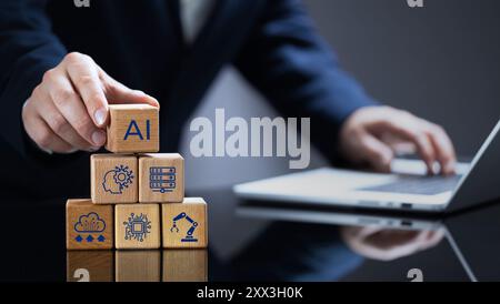 Un professionista aziendale impila blocchi di legno etichettati con simboli ai, con un notebook sullo sfondo. L'immagine evidenzia l'integrazione di artific Foto Stock