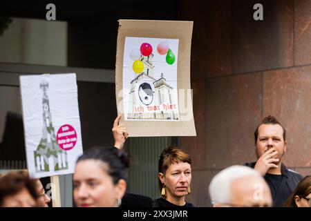 Potsdam, Germania. 22 agosto 2024. I partecipanti a una protesta dell'iniziativa "cittadini" per una Potsdam senza una chiesa della guarnigione" hanno cartelli e manifesti all'apertura della torre della chiesa della guarnigione. La torre ricostruita della controversa Garrison Church viene riaperta con una cerimonia. L'iniziativa dei cittadini vede la chiesa come un "punto di riferimento del terrore”. Nel marzo 1933, il presidente del Reich Paul von Hindenburg strinse la mano al nuovo cancelliere del Reich Adolf Hitler di fronte alla chiesa nel "giorno di Potsdam". Crediti: Christoph Soeder/dpa/Alamy Live News Foto Stock