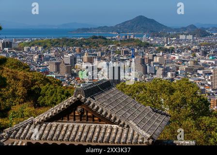 Matsuyama e Mare interno di Seto dall'antica torre del castello di Matsuyama Foto Stock