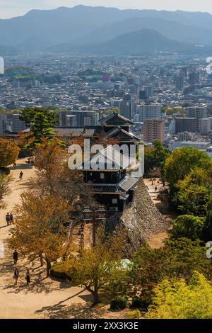 I sobborghi di Matsuyama dall'antica torre del castello Foto Stock