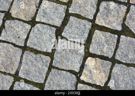 Costruzione, materiali e attrezzature per lavori di costruzione. Pietre bellissime, ciottoli grigi, pietre grigie disposte a terra, muratura Foto Stock