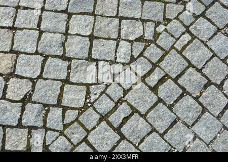 Costruzione, materiali e attrezzature per lavori di costruzione. Pietre bellissime, ciottoli grigi, pietre grigie disposte a terra, muratura Foto Stock