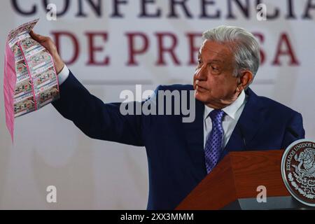 Il presidente messicano Andres Manuel Lopez Obrador Briefing il presidente messicano Andres Manuel Lopez Obrador annuncia l'ultima estrazione della lotteria nazionale del suo mandato di sei anni che si terrà il 15 settembre durante una conferenza informativa al Palazzo Nazionale. Il 21 agosto 2024 a città del Messico, Messico. Città del Messico CDMX Messico Copyright: XCarlosxSantiagox Foto Stock