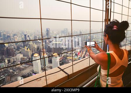 Bangkok, Thailandia - 11 febbraio 2024: Graziosa donna caucasica turistica isolata sulla splendida capitale della Thailandia, Bangkok punto panoramico su colorato Foto Stock