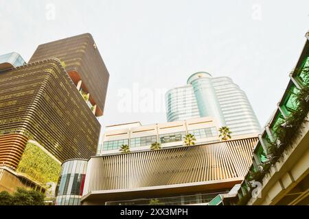 Bangkok, Tailandia - 11 febbraio 2024: Moderni edifici futuristici panoramici sull'intersezione di Pratu Nam. Pratunam è il principale quartiere degli affari di Bangkok Foto Stock