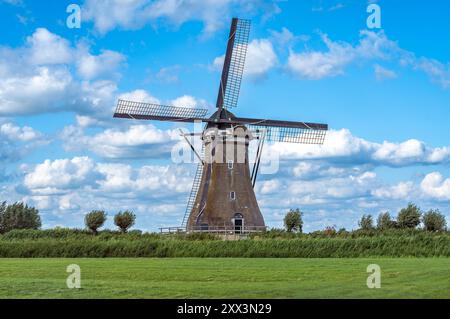 Campagna olandese con mulino a vento tradizionale in una giornata estiva di sole Foto Stock