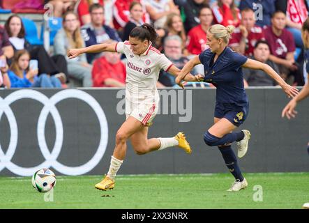 Jovana DAMNJANOVIC, FCB Women 9 competono per il pallone, tackle, duello, colpo di testa, zweikampf, azione, lotta contro Emma Kullberg, JUVE donne 4 nella partita di calcio femminile FC BAYERN München - JUVENTUS TORINO 0-0 il 20 agosto 2024 a Monaco, Germania. Stagione 2024/2025, 1.Bundesliga, FCB, Monaco, Google Pixel, Frauen Bundesliga giorno di partita x, x.. Spieltag fotografo: Peter Schatz Foto Stock