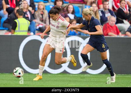 Jovana DAMNJANOVIC, FCB Women 9 competono per il pallone, tackle, duello, colpo di testa, zweikampf, azione, lotta contro Emma Kullberg, JUVE donne 4 nella partita di calcio femminile FC BAYERN München - JUVENTUS TORINO 0-0 il 20 agosto 2024 a Monaco, Germania. Stagione 2024/2025, 1.Bundesliga, FCB, Monaco, Google Pixel, Frauen Bundesliga giorno di partita x, x.. Spieltag fotografo: Peter Schatz Foto Stock