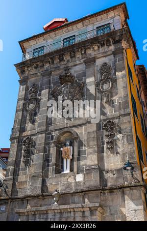 Fontana monumentale con statua di San Giovanni Battista in Piazza Ribeira, Porto, Portogallo, Europa meridionale Foto Stock