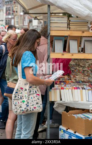 Dordrecht, Paesi Bassi - 7 luglio 2024: I visitatori esplorano libri di seconda mano al mercato annuale del libro di Dordrecht, 350 bancarelle in tutto il centro della città Foto Stock