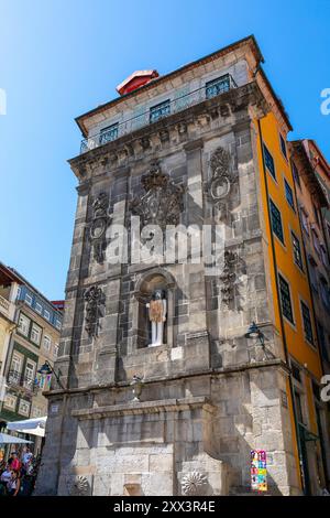 Fontana monumentale (fonte da Ribeira) con una statua di San Giovanni Battista in Piazza Ribeira, Porto, Portogallo, Europa meridionale Foto Stock