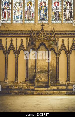 Vetrate colorate nella Chapter House della Cattedrale di Canterbury, Kent Foto Stock