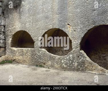 Siria. Basilica di San Simeone (Qala-at Samaan), dintorni di Aleppo. È costituito da quattro basiliche indipendenti, disposte a forma di croce intorno alla colonna su cui il mistico ha trascorso la maggior parte della sua vita. L'edificio iniziò ad essere costruito dopo la morte di San Simeone Stylites nel 459 d.C. Nicchie della cappella funeraria. (Foto scattata prima della guerra civile siriana). Foto Stock