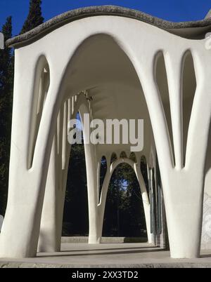 Masia Freixa (1907-1914). Edificio modernista situato nel Parc de Sant Jordi. La sua costruzione risale al 1896 ed è stata ristrutturata dall'architetto modernista Lluís Muncunill. (1868-1931), trasformando la fabbrica originaria nella residenza dell'industriale tessile Josep Freixa. Dettaglio architettonico di uno dei suoi archi parabolici. Terrassa. Provincia di Barcellona. Regione Vallès Occidental. Catalogna. Spagna. Foto Stock