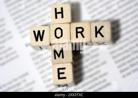 Foto concettuale con testo sull'argomento dell'ufficio domestico Foto Stock