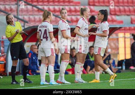 Unterhaching, Germania. 20 agosto 2024. Weronika Zawistowska, FCB Damen 24 Giulia GWINN, FCB Women Nr. 7 Lea Schueller, SCHUELLER, FCB Damen 11 Jovana DAMNJANOVIC, FCB Women 9 in the Women Football match FC BAYERN Muenchen - JUVENTUS TORINO 0-0 il 20 agosto 2024 a Monaco di Baviera, Germania. Stagione 2024/2025, 1.Bundesliga, FCB, Monaco, Google Pixel, Frauen Bundesliga giorno di partita x, x.. Spieltag Photographer: ddp Images/STAR-Images Credit: ddp media GmbH/Alamy Live News Foto Stock