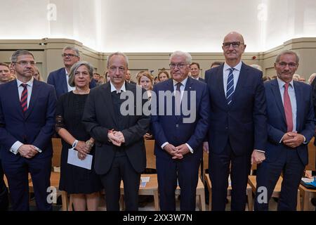 Nach fast sieben Jahren Bauzeit ist am Donnerstag 22.08.2024 mit rund 120 geladenen Gaesten der neue Potsdamer Garnisonkirchturm mit einem Festakt eroeffnet worden. Foto v.l. : Maik Schubert SPD, Buergermeister von Potsdam Barbara RICHSTEIN, Viezepraesidentin des Brandenburger Landtags Christian Staeblein Stäblein, Bischof der Evangelischen Kirche Berlin-Brandenburg-Schlesische Oberlausitz Bundespraesident Frank-Walter Steinmeier Dietmar Woidtke SPD, Ministerpraesident des Matthides Lanzenburg. Ministerpraesident, SPD in der Nagelkreuzkapelle des Garnisonkirchturms Steinme Foto Stock