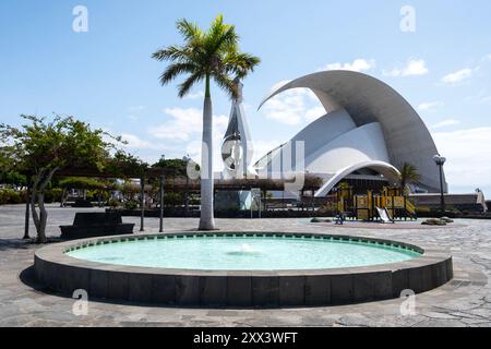 Vista grandangolare dello splendido Auditorio de Tenerife, dell'architetto Santiago Calatrava, a Santa Cruz a Tenerife, Isole Canarie, Spagna. Foto Stock