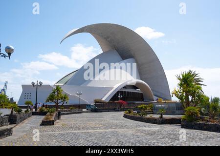 Vista grandangolare dello splendido Auditorio de Tenerife, dell'architetto Santiago Calatrava, a Santa Cruz a Tenerife, Isole Canarie, Spagna. Foto Stock