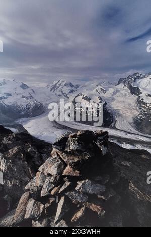 Panorama montano dalla piattaforma panoramica del Gornergrat che mostra il ghiacciaio del Gorner. Le vette del massiccio del Monte Rosa, Lyskamm Tourers, Castor Mountain, Vallese, Svizzera Foto Stock