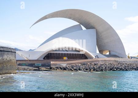 Vista grandangolare dello splendido Auditorio de Tenerife, dell'architetto Santiago Calatrava, a Santa Cruz a Tenerife, Isole Canarie, Spagna. Foto Stock