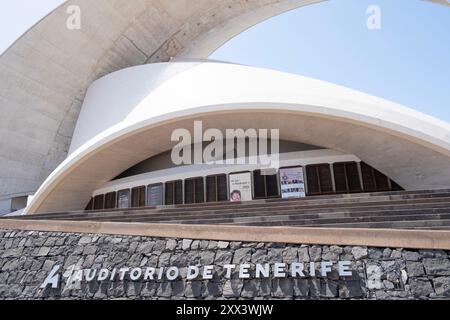 Vista grandangolare dello splendido Auditorio de Tenerife, dell'architetto Santiago Calatrava, a Santa Cruz a Tenerife, Isole Canarie, Spagna. Foto Stock