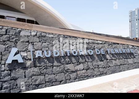 Vista grandangolare dello splendido Auditorio de Tenerife, dell'architetto Santiago Calatrava, a Santa Cruz a Tenerife, Isole Canarie, Spagna. Foto Stock