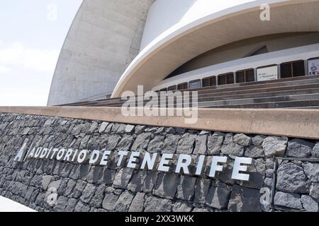 Vista grandangolare dello splendido Auditorio de Tenerife, dell'architetto Santiago Calatrava, a Santa Cruz a Tenerife, Isole Canarie, Spagna. Foto Stock