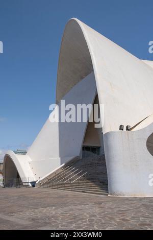 Vista grandangolare dello splendido Auditorio de Tenerife, dell'architetto Santiago Calatrava, a Santa Cruz a Tenerife, Isole Canarie, Spagna. Foto Stock